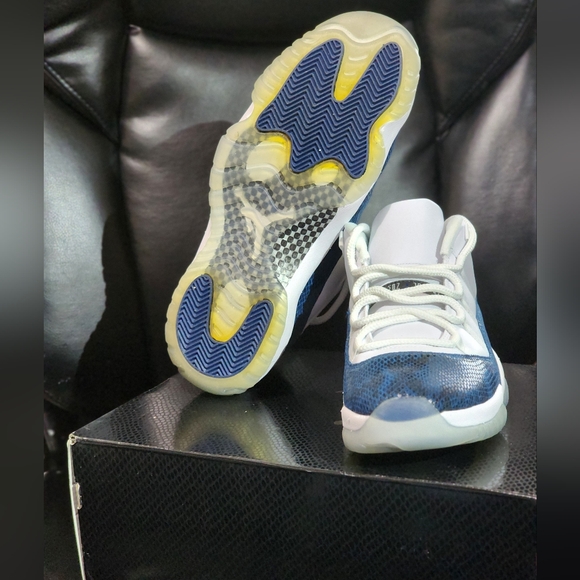 Air Jordan 11 Retro Low LE Size 12 Men - Picture 5 of 7